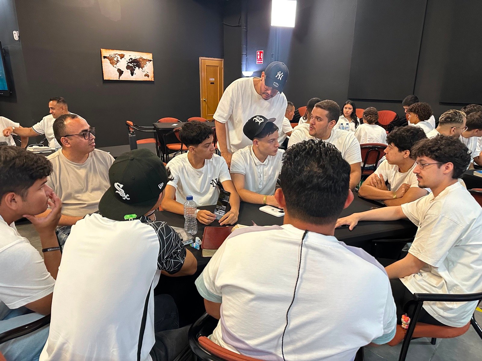 Grupo de jóvenes reunidos en una mesa de conversación durante FreeLife